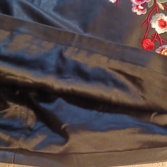 Forever 21 Women's Black Faux Leather Mini Skirt With Embroidered. L - Picture 11 of 11